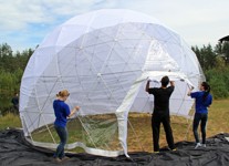 Каркасно-купольный шатер для глэмпинга диаметром 6.9м с прозрачными элементами. Процесс сборки