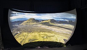 Каркасно-вакуумный панорамный проекционный экран длиной 5,5 м для авиатренажера